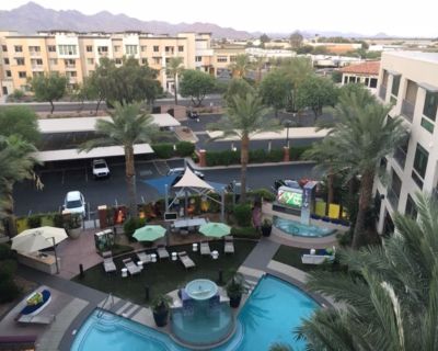 Room w/bath in two bdrm two bath apartment Scottsdale Quarter/Kierland