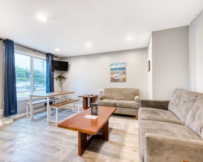 2 Bedroom 2BA Pet-Friendly House Vacation Rental in Sea Treasures Inn #114 &...