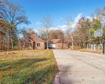 3 Bedroom 2BA 1900 ft Single Family House For Sale in Big Rapids, MI