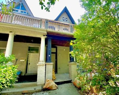 3 Bedroom 2BA 1100 ft Pet-Friendly Apartment For Rent in Toronto, ON