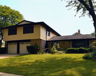4 Bedroom 2BA 2312 ft Single Family House For Sale in Schaumburg, IL