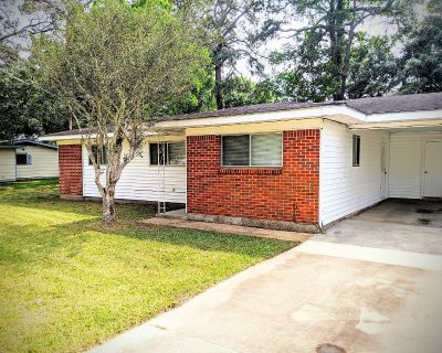 3 Bedroom 2BA 1300 ft Pet-Friendly Single Family Home For Rent in Lafayette, LA