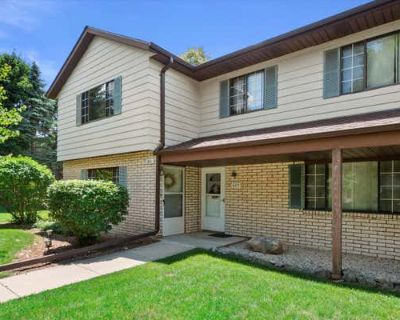 3 Bedroom 2BA 1292 ft Condominium For Sale in HARTLAND, WI