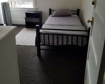 Private room with shared bathroom in an apartment, Portland, OR 97217