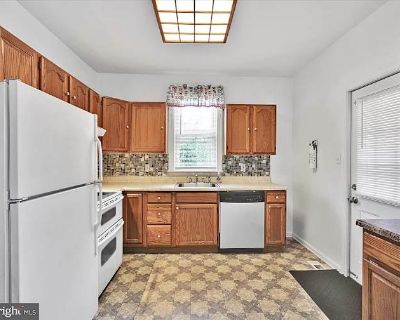 Private room with shared bathroom in a House with 1 roomie, Norwood, PA 19074