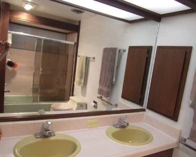 Private room with shared bathroom in a House with 3 roomies