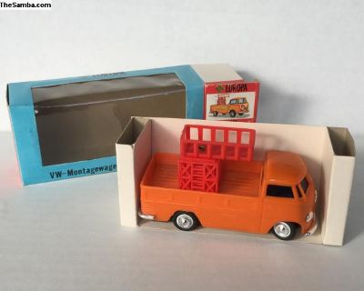 Toy VW Split Screen Pickup w/bed mounted lift