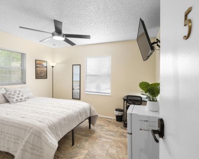 Enjoy living in a beautiful House. This cozy home is decorated with modern touches while providing the basic necessities. All thats missing is you! Close to UCF, Valencia College, Waterford shopping and entertainment, hospitals and Downtown Orlando.The kitchen is equipped with a fridge, sink, oven, stovetop, as well as garbage disposal. Its the perfect spot for you to cook at home and save mone...