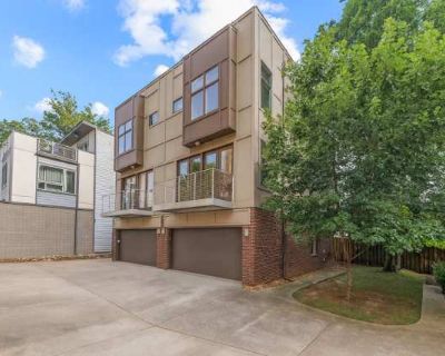 3 Bedroom 2.5BA 1427 ft Pet-Friendly Apartment For Rent in Charlotte, NC