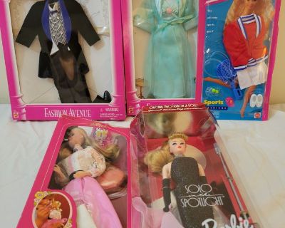 Barbie Lot 2 Dolls and outfits