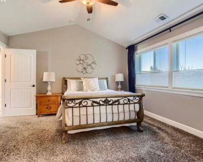 4 Bedroom 2.5BA 2087 ft Pet-Friendly Apartment For Rent in Oregon City, OR