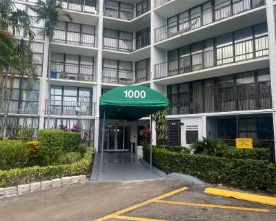 1 Bedroom 1BA 915 ft Condo For Sale in Hallandale Beach, FL