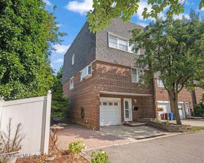 3 Bedroom 3BA 2400 ft Single Family Home For Sale in STATEN ISLAND, NY