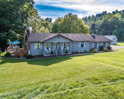 2 Bedroom 2BA House Vacation Rental in Carla's Cottage, Elizabethton, TN