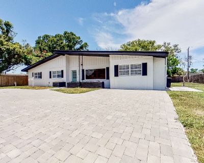 4 Bedroom 3 baths Dog-friendly 2 reviews window.Vacasa = window.Vacasa || {}; $.extend(true,...