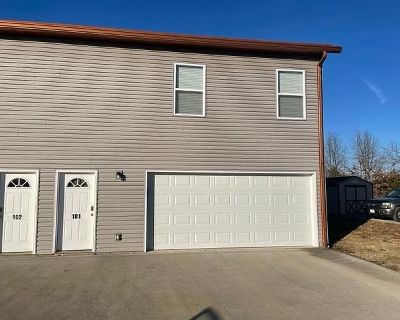 2 Bedroom 2BA Pet-Friendly Townhouse For Rent in Osage Beach, MO