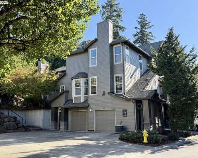 2 Bedroom 3BA 1239 ft Condominium For Sale in WEST LINN, OR