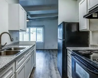 2 Bedroom 1BA 920 ft Pet-Friendly Apartment For Rent in Glendale, AZ