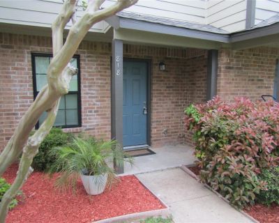 2 Bedroom 2BA 930 ft Condo For Rent in Denton, TX