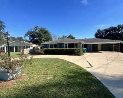 3 Bedroom 2BA 1445 ft Apartment For Rent in Gulfport, MS