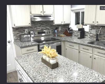 3 Bedroom 1.5BA 1400 ft Pet-Friendly Apartment For Rent in South Windsor, CT