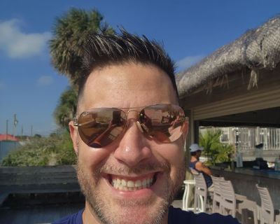 Rhett - Needs an Apartment on iROOMit or a Room