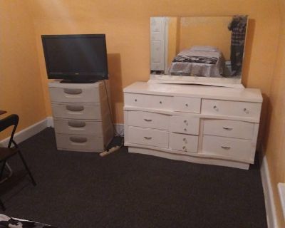 Available on: now. Furnished. Pet friendly. Parking available * Internet included * Cat friendly * Dog friendly * Students welcome * 40+ years welcome Osiris will require background checks for this room Learn more. I live in the mt airy section of Philadelphia. I have a room available for rent. The room is on the third floor of my house,it come with a television,internet.The windows face the st...