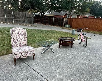 Garage sale (lots of clothes)