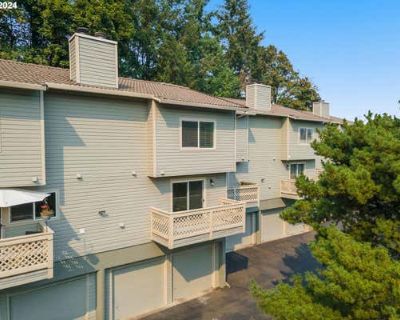 2 Bedroom 3BA 1136 ft Condominium For Sale in LAKE OSWEGO, OR