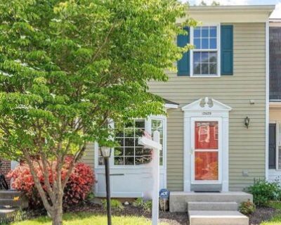 12620 Monarch Ct. Available June 4th! This charming townhome sits on a premium lot, backing to trees and a stream. Enjoy HARDWOOD floors on all three levels and an upgraded kitchen with STAINLESS STEEL appliances, Subzero refrigerator, gas stove, and GRANITE counters. The living room is spacious, featuring a bay window and wood burning FIREPLACE. Three full bathrooms boast upgraded tile. The lo...