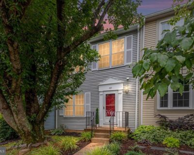 3 Bedroom 3BA 1716 ft Townhouse For Sale in Warrenton, VA