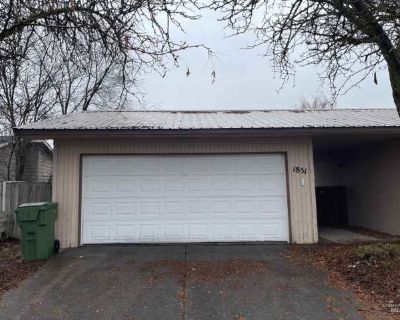 2 Bedroom 1BA 900 ft Apartment For Rent in Ontario, OR