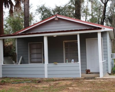 1 Bedroom 1BA 720 ft House For Rent in Malone, FL