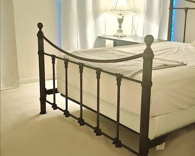 Private room with own bathroom in a House with 2 roomies