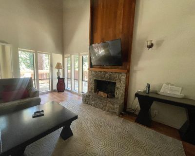 2 Bedroom 2BA 1200 ft Furnished Pet-Friendly Apartment For Rent in Incline Village, NV