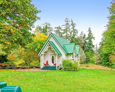 1 Bedroom 1BA House Vacation Rental in Enchanted Cottage, Vashon, WA