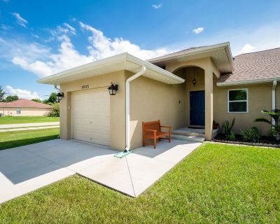 2 Bedroom 2BA 1000 ft Furnished Pet-Friendly Townhouse For Rent in Englewood, FL