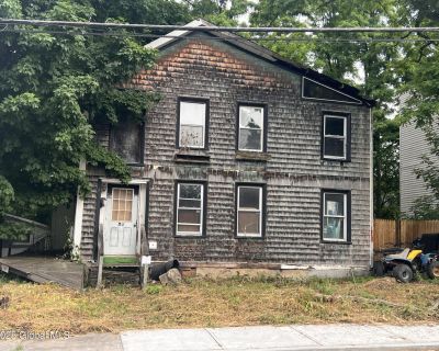 6 Bedroom 2BA 2148 ft Multi-Family For Sale in Amsterdam, NY