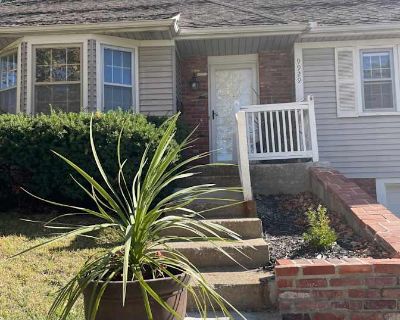 Available on: november 15. Unfurnished. Parking available * Internet included * Students welcome * 40+ years welcome. Ideally for students or single person with short term lease. Perfect for those attending JCCC. Room includes in-unit washer/dryer, wifi and utilities. This place is located in Overland Park close to Oak Park Mall, nearby shops, and US 69 highway. No pets.. Rent $650 per month Bi...