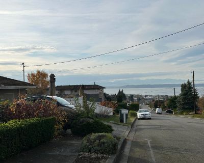 Total rooms: 2. Deposit: $1,250.00 * Utilities included?: No * Fees apply?: No. No preference. Non-smoking. Not for couples. Furnishings: Furnished * Parking: Yes * Living room: No * Broadband included: Yes. Availability Available Now Minimum term None Maximum term None. Seeking One Quite Female only $1250/mo+Utility ( Appx 200 USD) Private Room in Shared(1000 SF) Shared Lower Level -2 BR / 1 B...