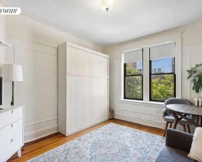 49 Willow St Apt 3E. What's it like to live at 49 Willow Street? In a word, luxurious! This is the best-run building in the Heights, according to its tenants. WHY? , you ask.... - a live in super who ensures that the building is pristine inside and out 24/7 - there is a team of contractors on retainer and experts on heating, plumbing and electrical are available as needed - a system that ensure...