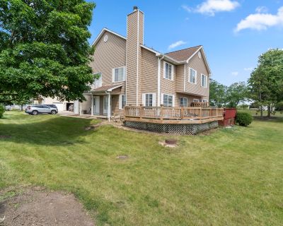 2 Bedroom 1BA 1200 ft Condo For Sale in Aurora, IL