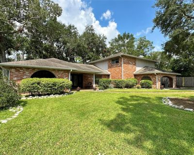 6 Bedroom 3BA 4170 ft Single-Family House For Sale in Nassau Bay, TX