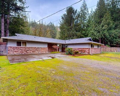 2 Bedroom 2.5BA House Vacation Rental in The Lake's Hidden Gem, Snoqualmie,...