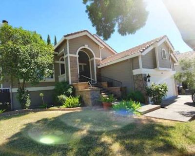 Available on: now. Unfurnished. Pet friendly. Parking available * Dog friendly. !Earn while you Rent, check the incentives below ! Your own room + your own private bathroom! Safe, secure, and friendly neighborhood. House comes with a built in bar, exercise room, and two open living room spaces. The room comes with a bed if you d like, please feel free to bring your belongings and make this hous...