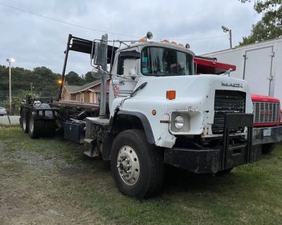 2001 Mack RD688 Roll Off Truck