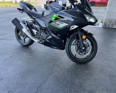 2023 Kawasaki Ninja 400 Matrix Camo Gray/Metallic Matte Carbon Gray