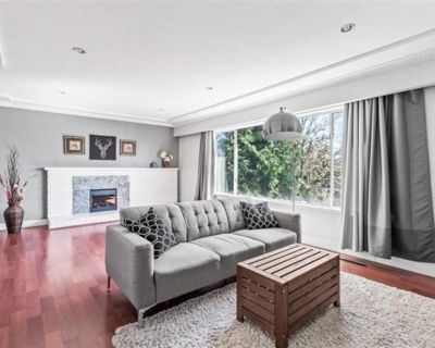 Hi, I'm Lola! I'm cheerful, easy going, and have a positive outlook on life. I have a son, who is 5 going on 30. He's an old soul. We host guests for stays of 90+ days. I enjoy helping visitors explore the city. I also enjoy helping newcomers settle into the city. I'm always willing to help. I've lived in Vancouver my entire life but have travelled to many countries. My favourite part about vis...