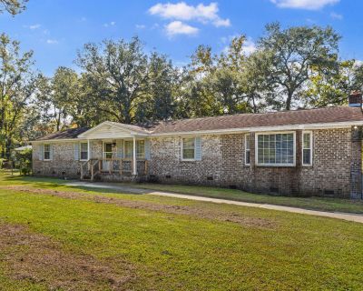 5 Bedroom 3BA 2848 ft Single Family Home For Sale in Charleston, SC