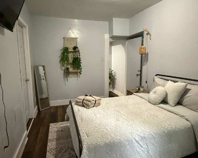 Private room with own bathroom in a Townhouse with 2 roomies